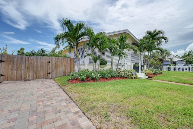 view of front facade with a front yard