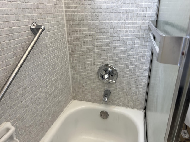 bathroom featuring tiled shower / bath