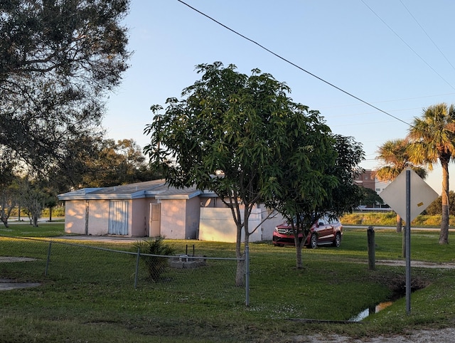 view of front facade with a front yard