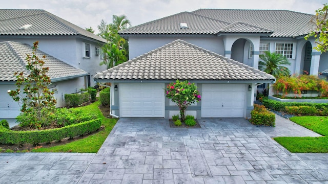 view of front facade featuring a garage