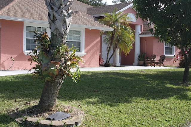 view of front of property with a front lawn