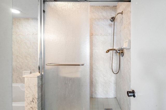 bathroom featuring a tile shower