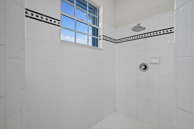 bathroom featuring a tile shower