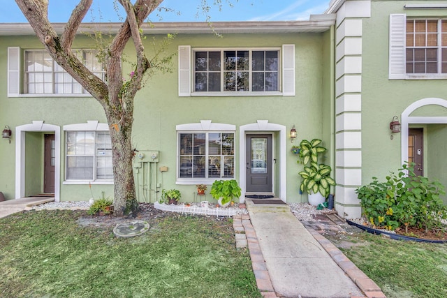 view of front of property with a front lawn