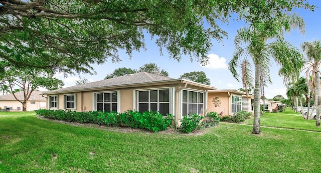 view of front of property featuring a front lawn