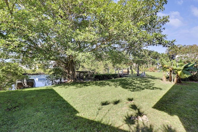 view of yard featuring a water view