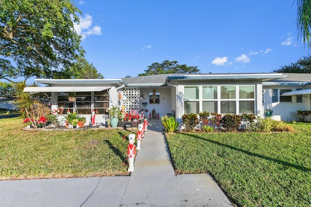 view of front of property featuring a front yard