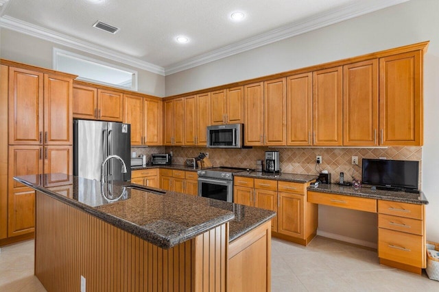 kitchen with sink, stainless steel appliances, crown molding, and an island with sink