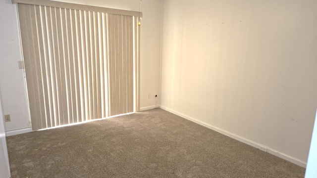 unfurnished room with carpet