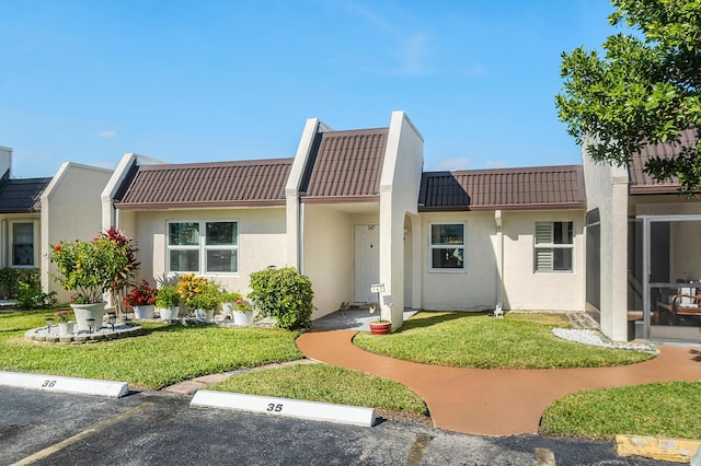 view of front of property featuring a front yard