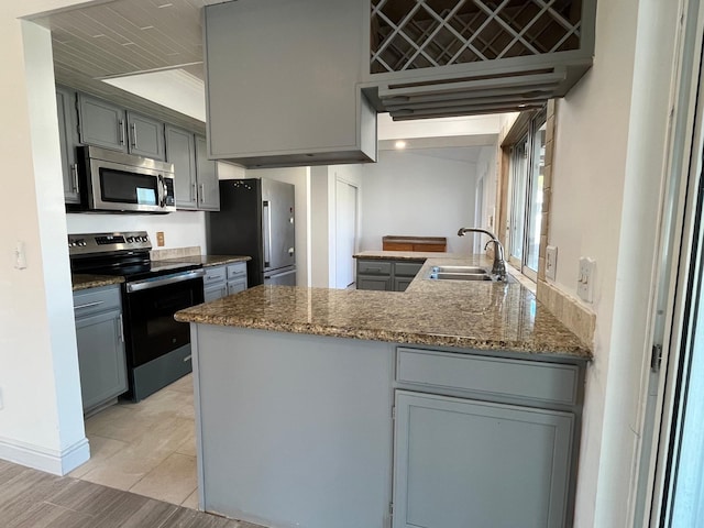 kitchen featuring gray cabinets, sink, kitchen peninsula, and stainless steel appliances