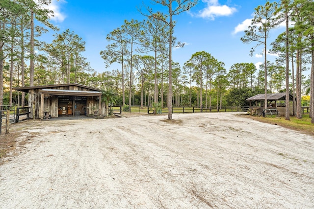 view of yard with an outbuilding