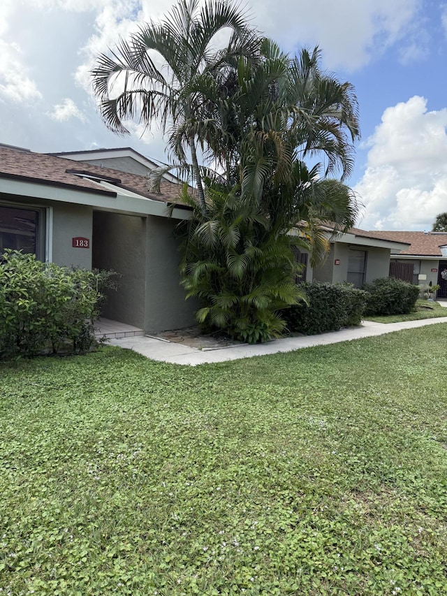 view of front facade with a front lawn