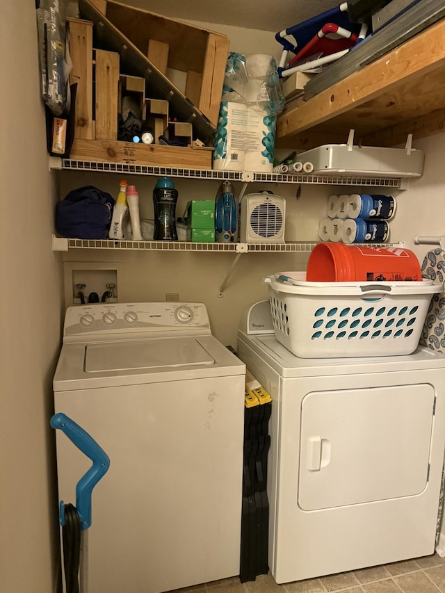 laundry room featuring light tile patterned floors and washing machine and clothes dryer