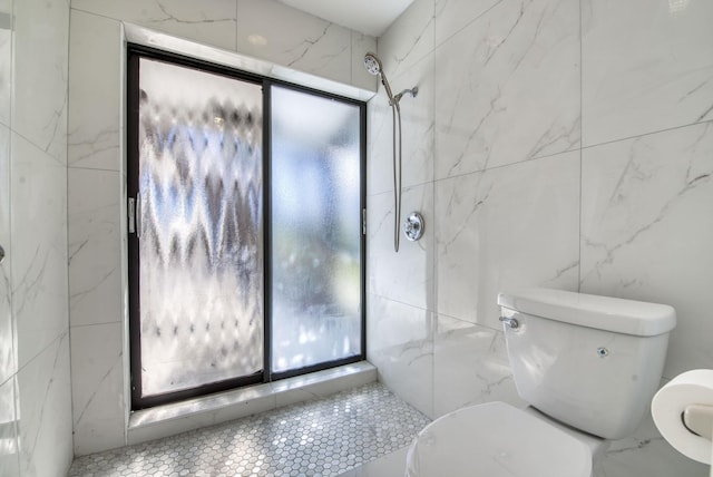 bathroom with a tile shower, toilet, a wealth of natural light, and tile walls