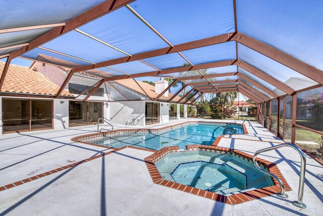 view of pool featuring an in ground hot tub, a patio, and a lanai