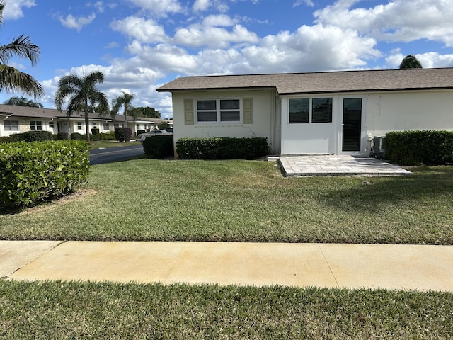 view of front of property with a front yard