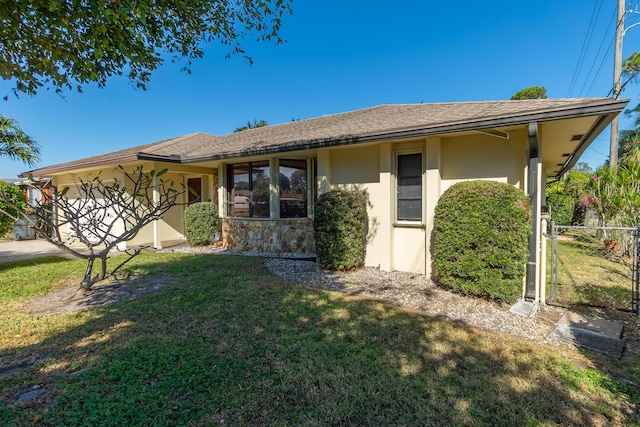 single story home with a front yard