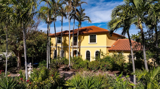 view of front of property featuring a balcony