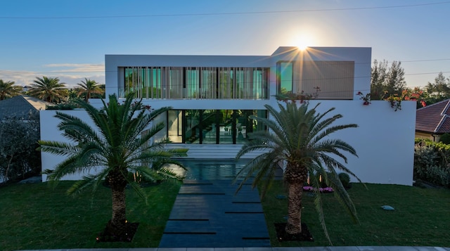 view of front facade featuring a front yard