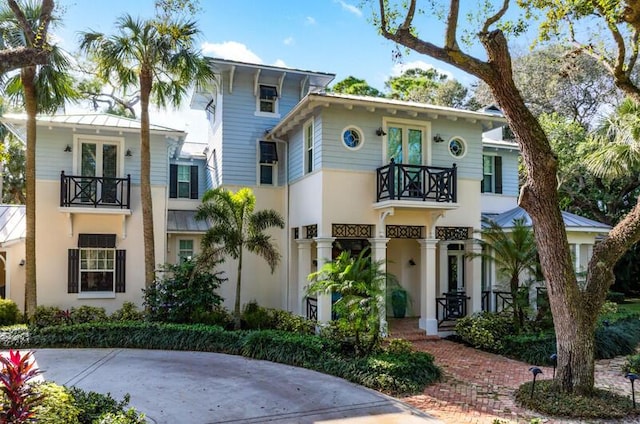 view of front of property featuring a balcony