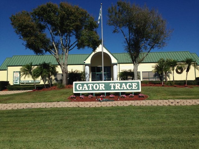 community sign with a lawn