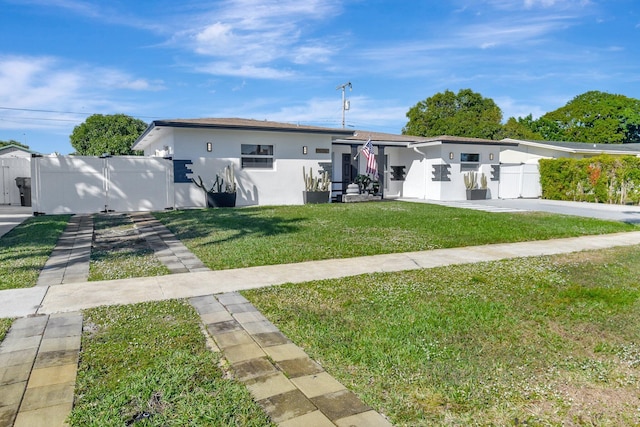 view of front of home featuring a front lawn