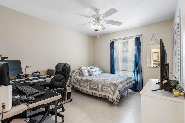 bedroom featuring ceiling fan, a closet, and a textured ceiling