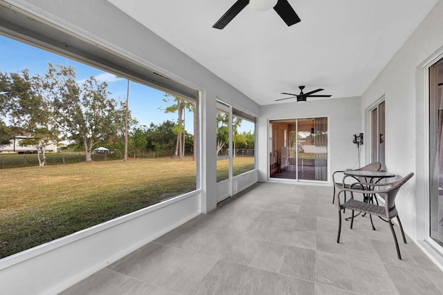 sunroom with ceiling fan