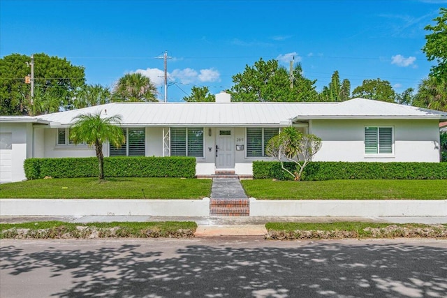 ranch-style home featuring a front lawn