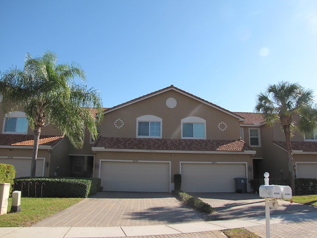 view of front facade featuring a garage