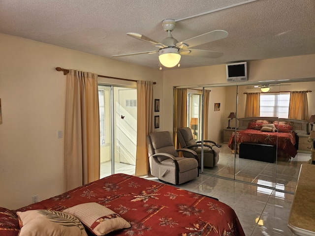 bedroom featuring ceiling fan and a textured ceiling