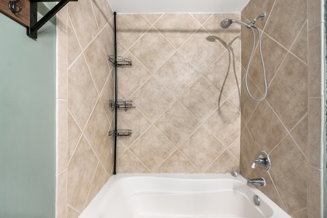 bathroom with tiled shower / bath combo