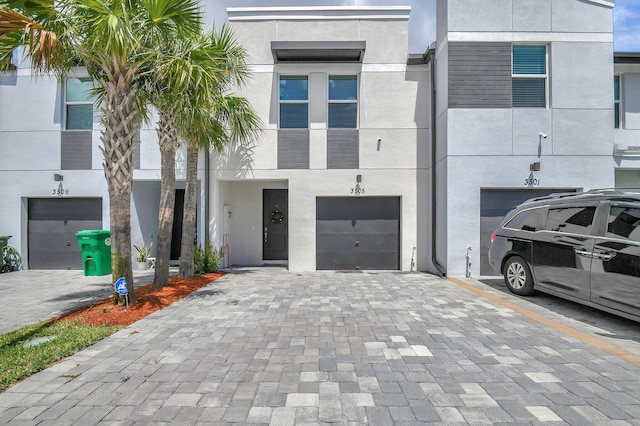 view of front facade with a garage