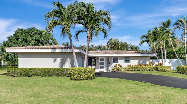 single story home featuring a front lawn