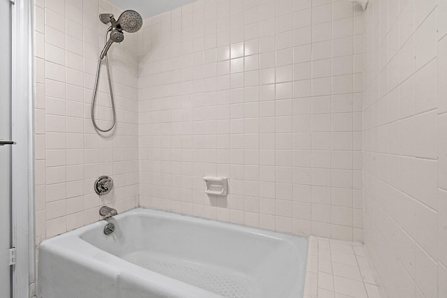 bathroom featuring tiled shower / bath