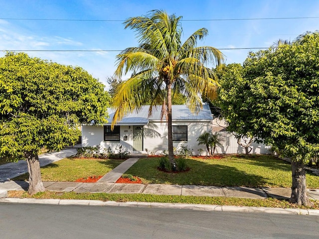 view of front of home featuring a front yard