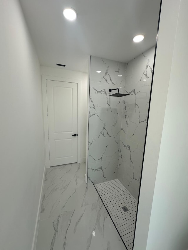 bathroom featuring a tile shower