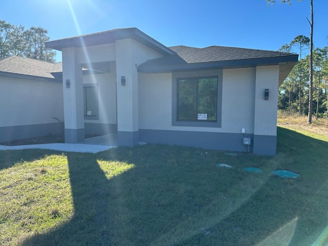 view of front of property with a front yard