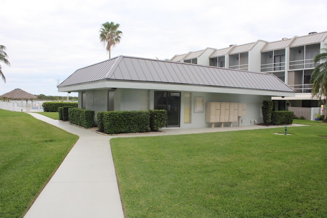 view of front of property featuring a front yard