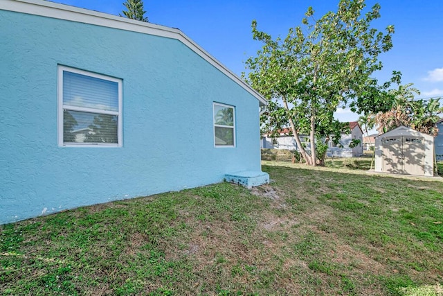 view of yard featuring a storage shed