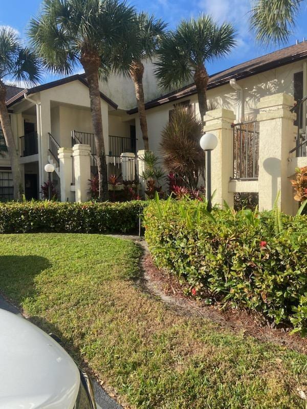 view of front facade with a front lawn