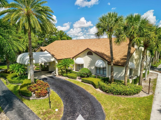 view of front of home featuring a front yard and a carport