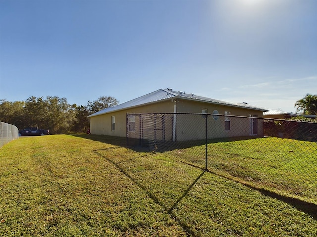 back of house featuring a lawn