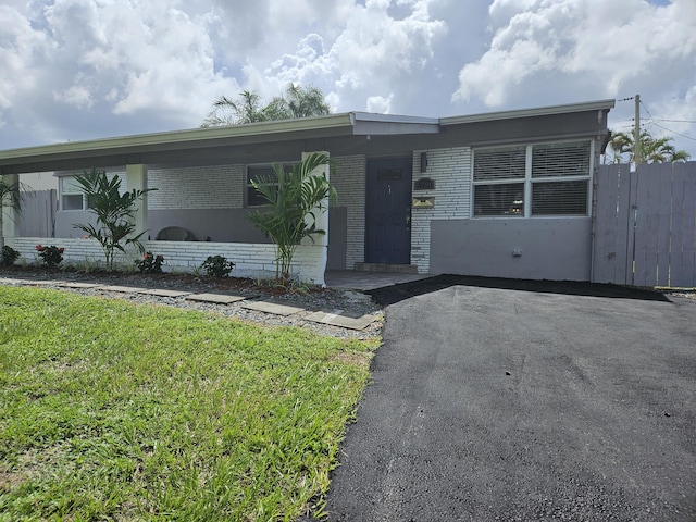 manufactured / mobile home with a front yard