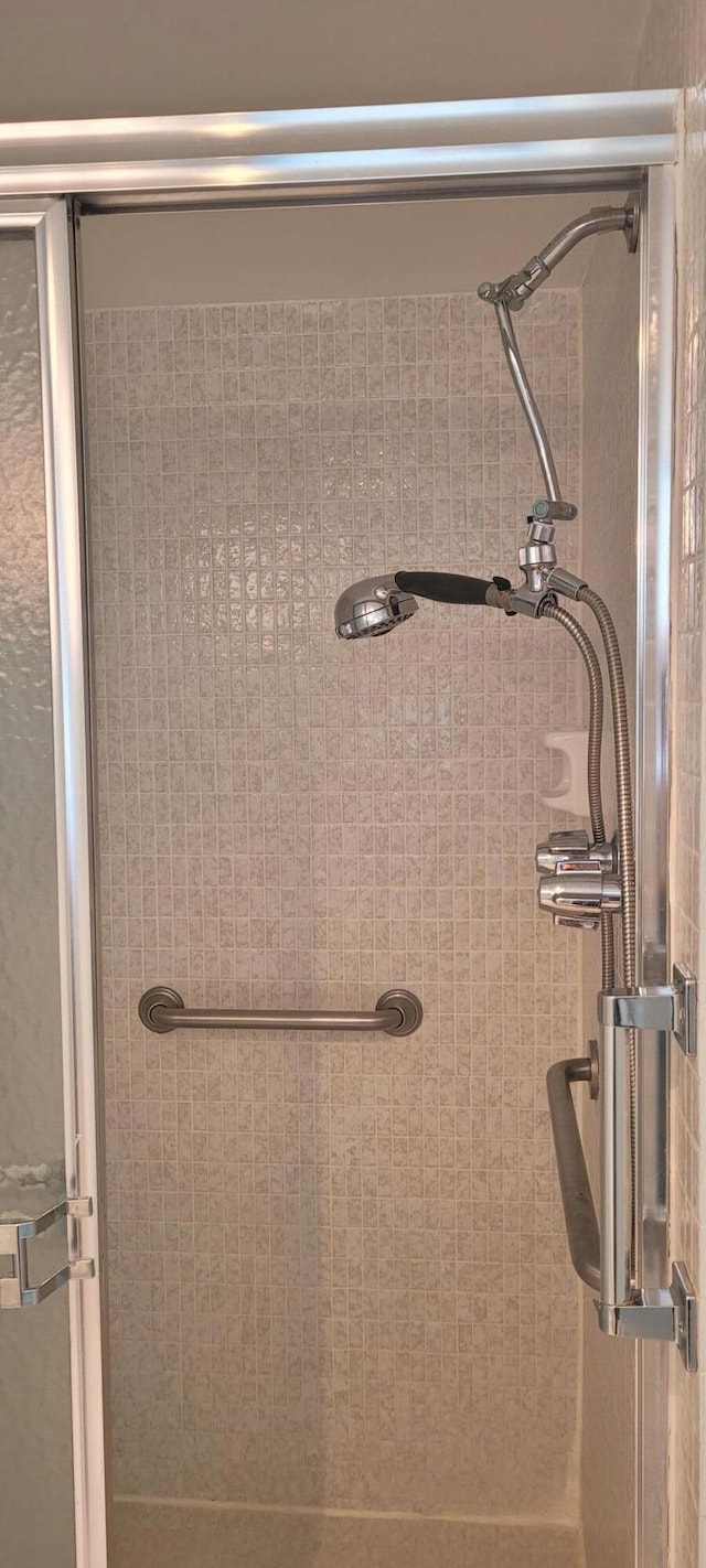 bathroom featuring tiled shower