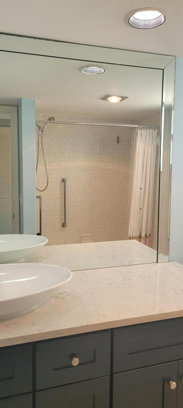 bathroom featuring a shower with curtain and vanity