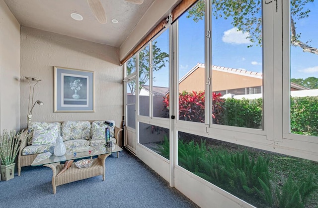 sunroom with ceiling fan