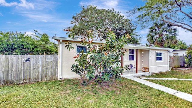 view of front of property featuring a front yard