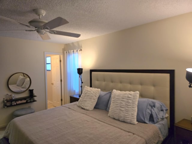 bedroom featuring ceiling fan and a textured ceiling